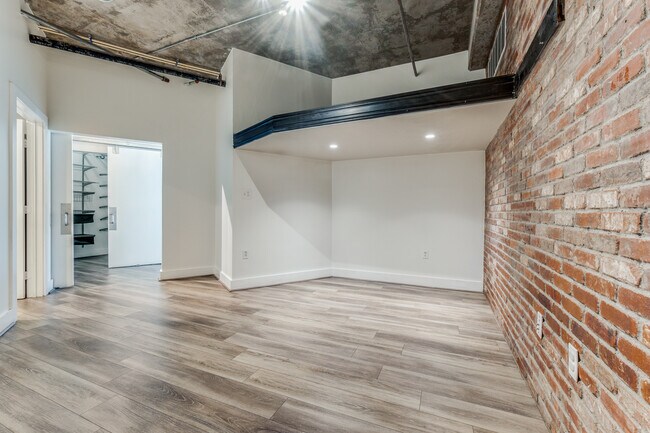 Building Photo - 1001 Belleview St