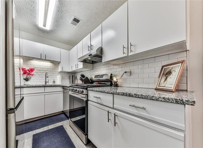Building Photo - 216 Goshen Ln