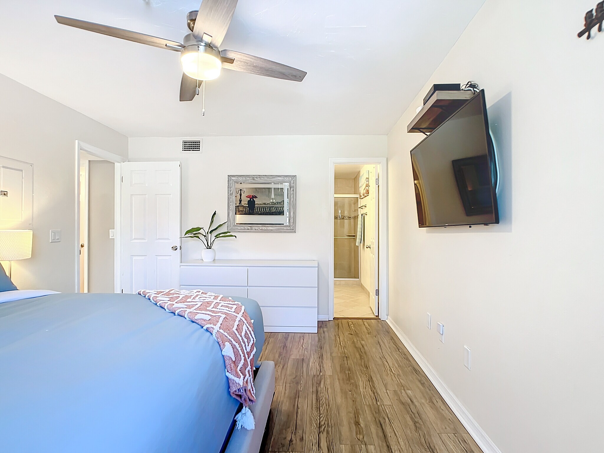 Bedroom 1, with TV and ensuite - 2400 Feather Sound Dr Apt 421