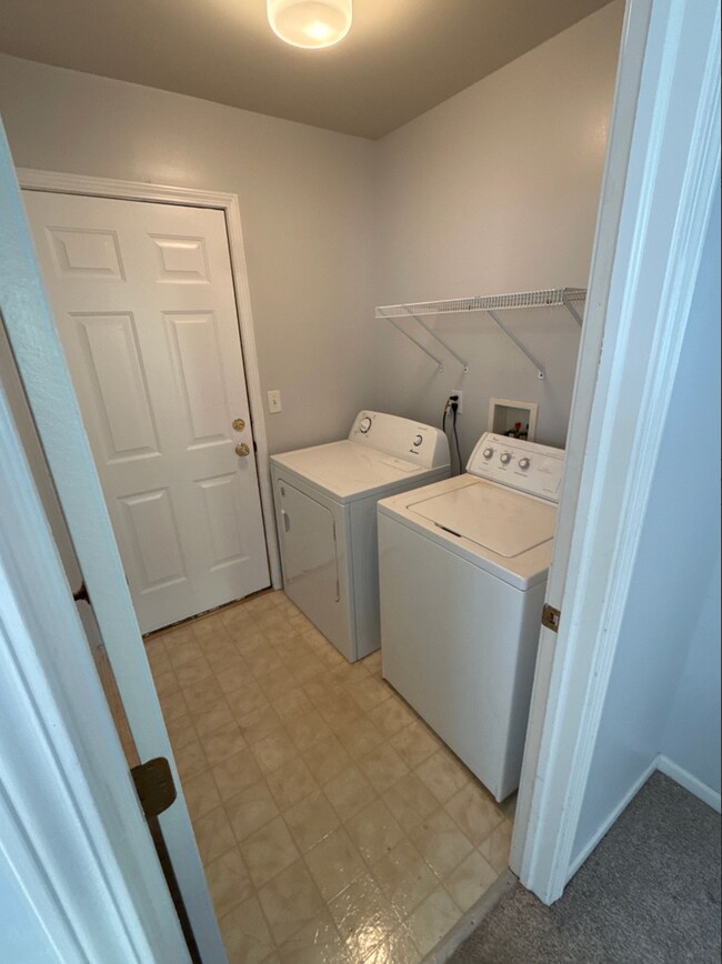 Building Photo - 3 Bed 2 Bath