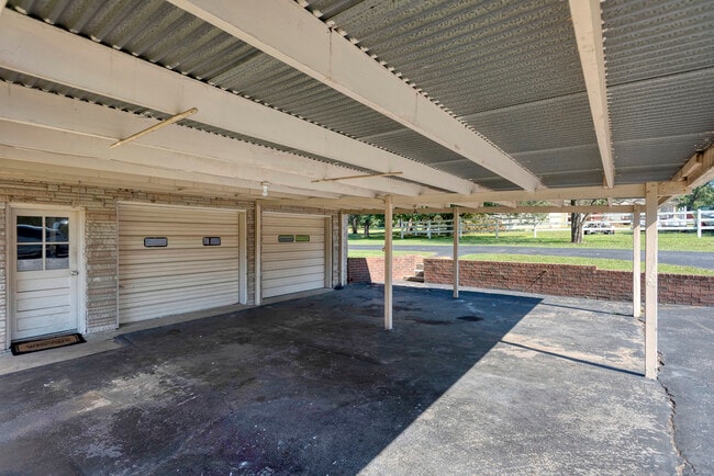 Building Photo - 5760 Saundersville Rd