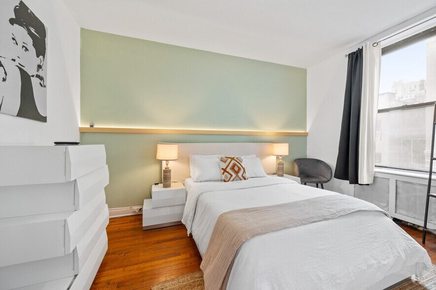 Building Photo - 400 W 47th St