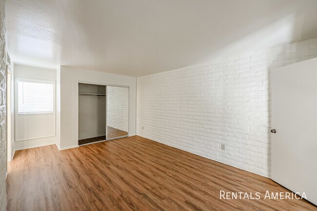 Building Photo - 4824 N Woodmere Fairway