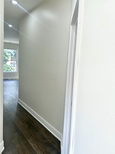 Building Photo - 603 E Bowen Ave