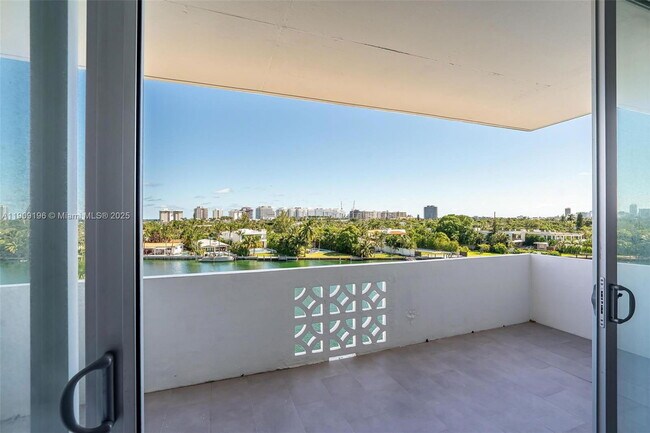 Building Photo - 9101 E Bay Harbor Dr