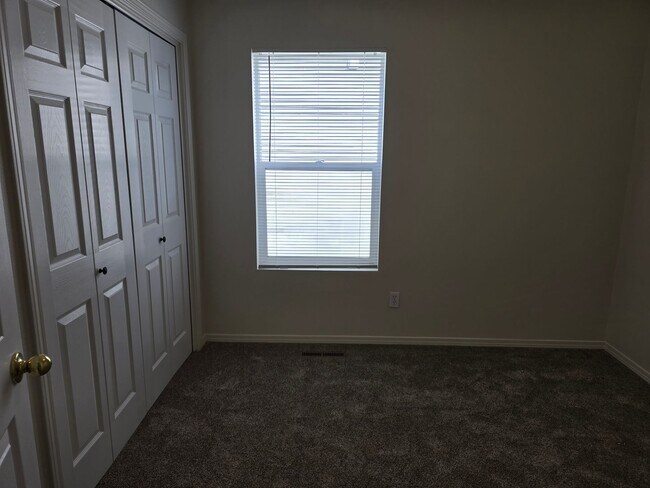 Building Photo - Spacious 4 bedroom home