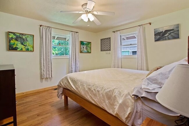 Building Photo - East Medford Ranch Home on large lot!  | Available Mid-July