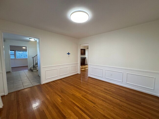 Building Photo - Spacious 4 Bed 2/2 Bath Home with Park-Lik...