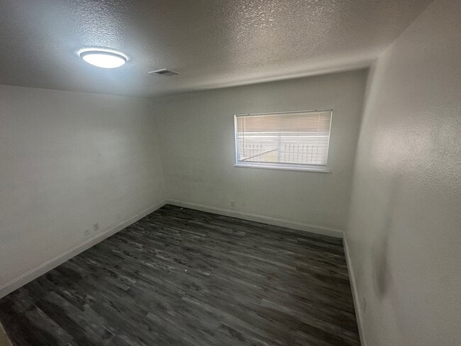 Building Photo - 6945 Mendon Ln