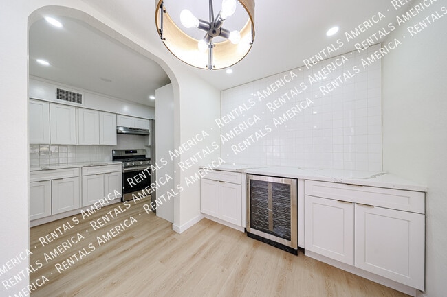 Building Photo - 2047 E Virginia Ave