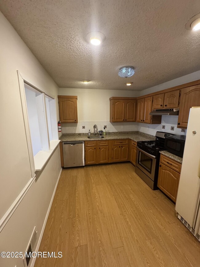 Building Photo - 320 Tulip Ln