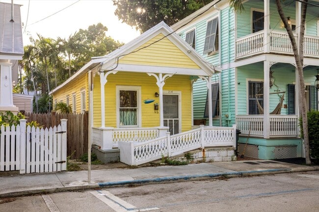 Building Photo - 1 Bedroom 1 Bathroom partially Furnsihed Home available for a 1 year Lease!