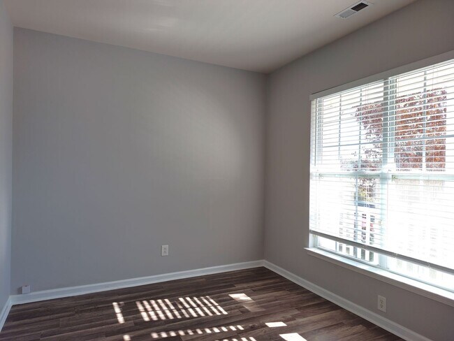 Building Photo - Pristine 4 bed, 2.5 bath Home Located in the Falcon Ridge Community!