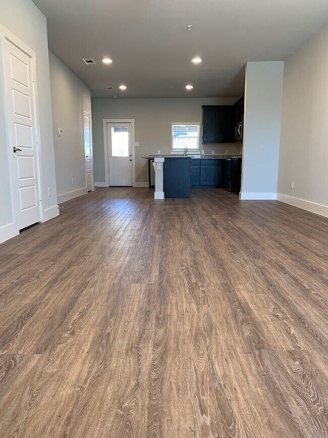 Building Photo - Beautiful Townhome in Great Location