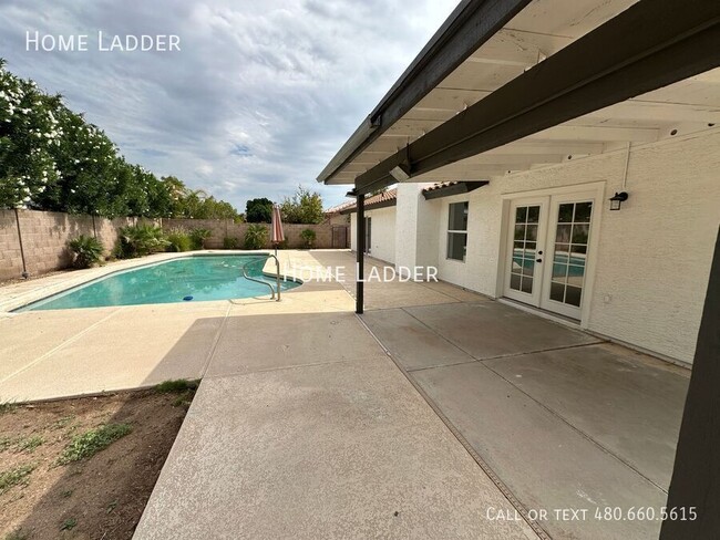 Building Photo - 2640 E Mallory St