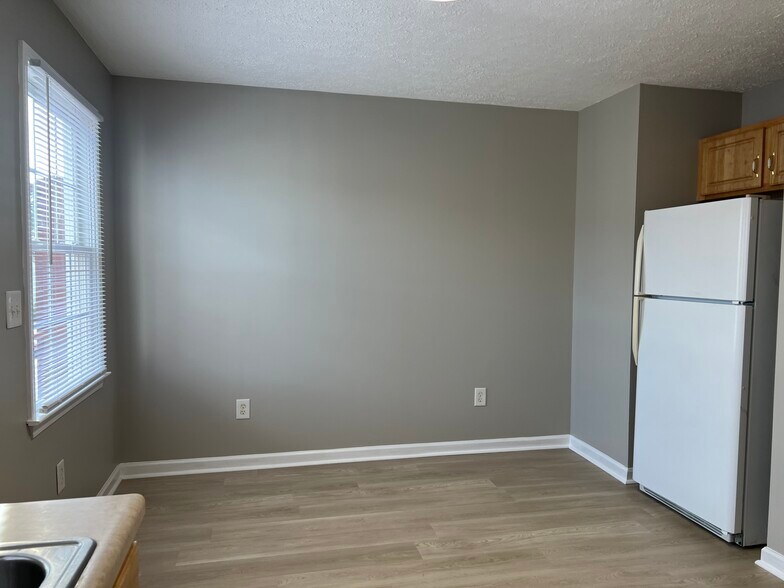 Building Photo - 577 Beaverview Dr
