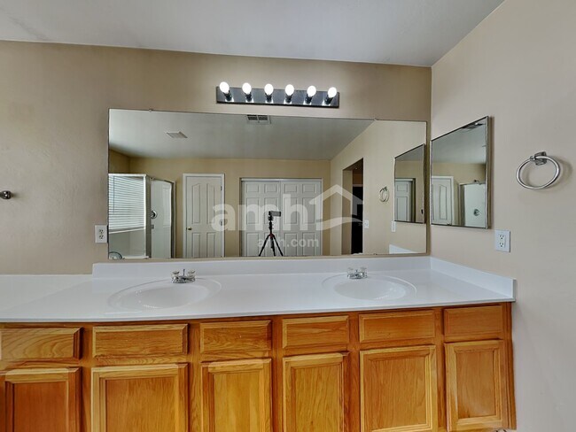 Building Photo - 7413 S 40th Ave