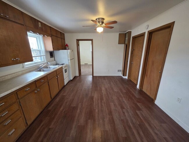 Building Photo - 433-435 S Van Buren Street