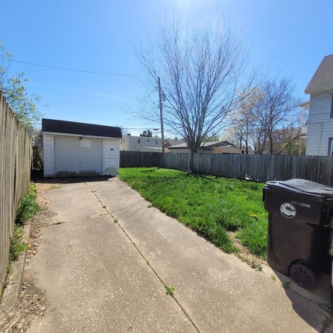 Building Photo - West Boulevard Area 3-Bed, 1-Bath Single-F...