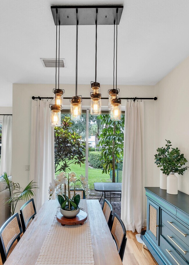 Building Photo - 6086 Seminole Gardens Cir