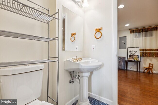Building Photo - Amazing Opportunity to RENT This beautiful updated 3 levels TH. 3 beds and 3 .5 baths.