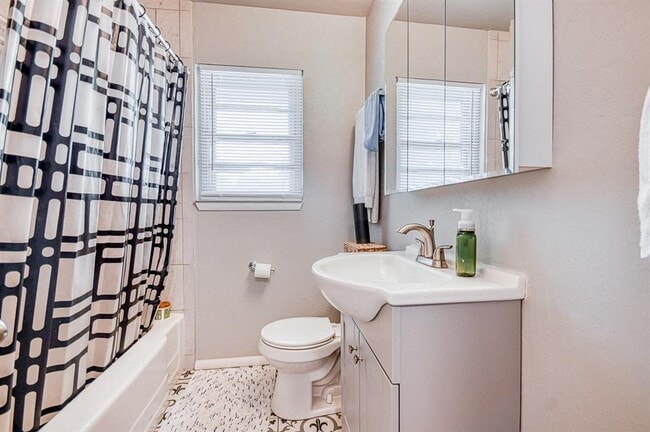 Building Photo - 1205 Westlawn Dr