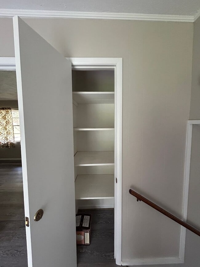 Building Photo - 310 W 6th St