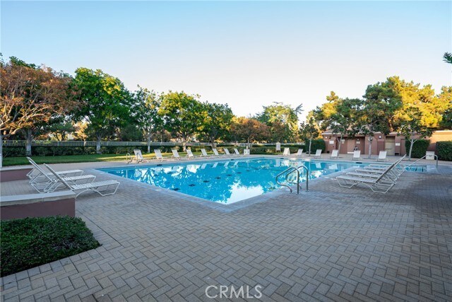 Building Photo - 3 Almador