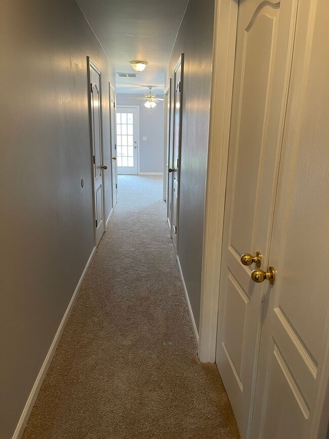 Building Photo - Spacious Townhouse