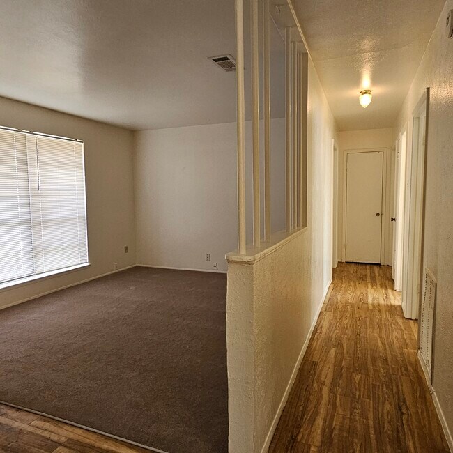 Building Photo - 534 Holly Ln