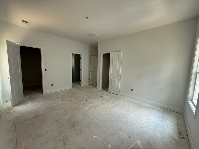 Building Photo - Modern New Build Minutes from Downtown Cha...