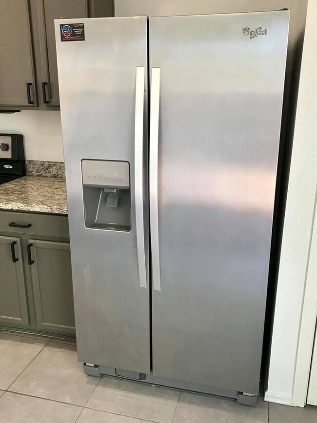 Building Photo - Spacious 3-bedroom plus den in North Phoenix