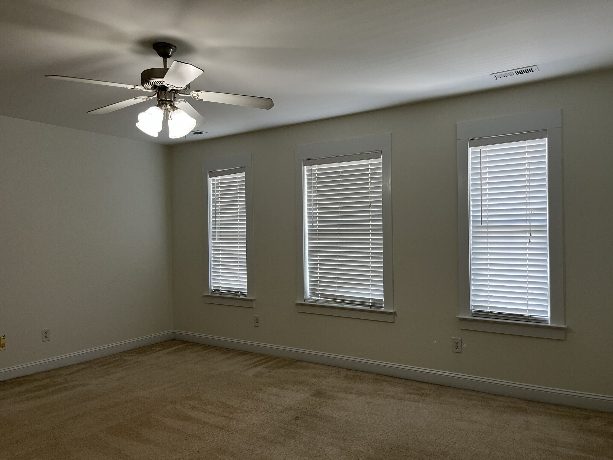 Building Photo - 527 Dubois Ct