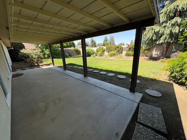 Building Photo - Beautiful Home with solar Rent Ready!