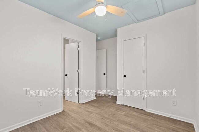 Building Photo - 3020 Azalea Dr