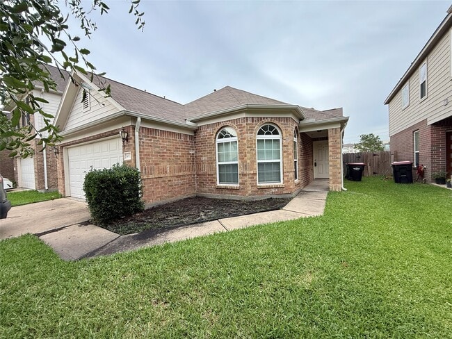 Building Photo - 14802 Fir Knoll Way