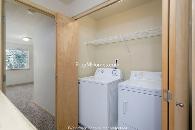 Building Photo - Comfortable 3-Story Townhome in Powellhurs...
