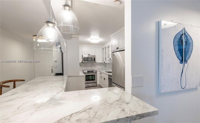 Building Photo - 6061 Collins Ave