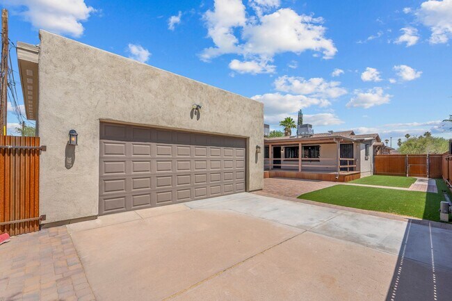 Building Photo - Gorgeous home near UA