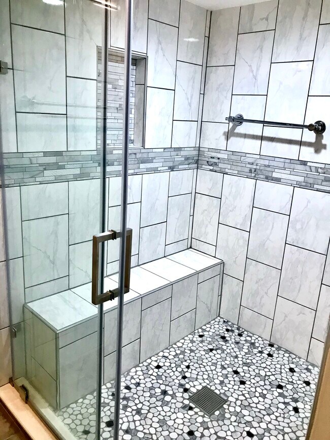 MASTER SHOWER - 3679 Oakhill Dr