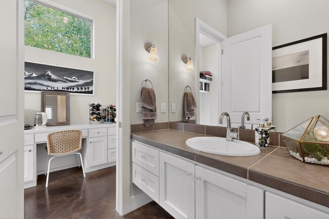 Building Photo - 807 W Gibson St