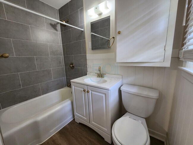 Building Photo - Compeltely Remodeled 3 Bedroom 3 Bathroom