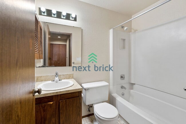 Building Photo - 2 BED & 2 BATH CONDO FOR RENT