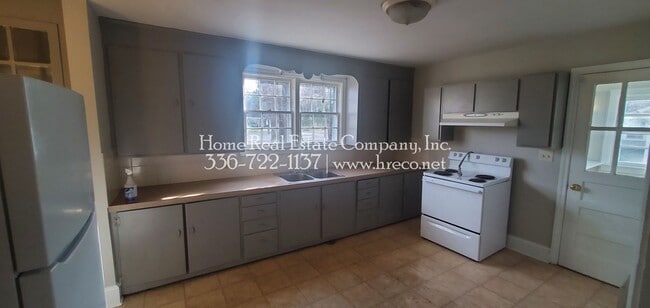 Building Photo - 2047 W Clemmonsville Rd