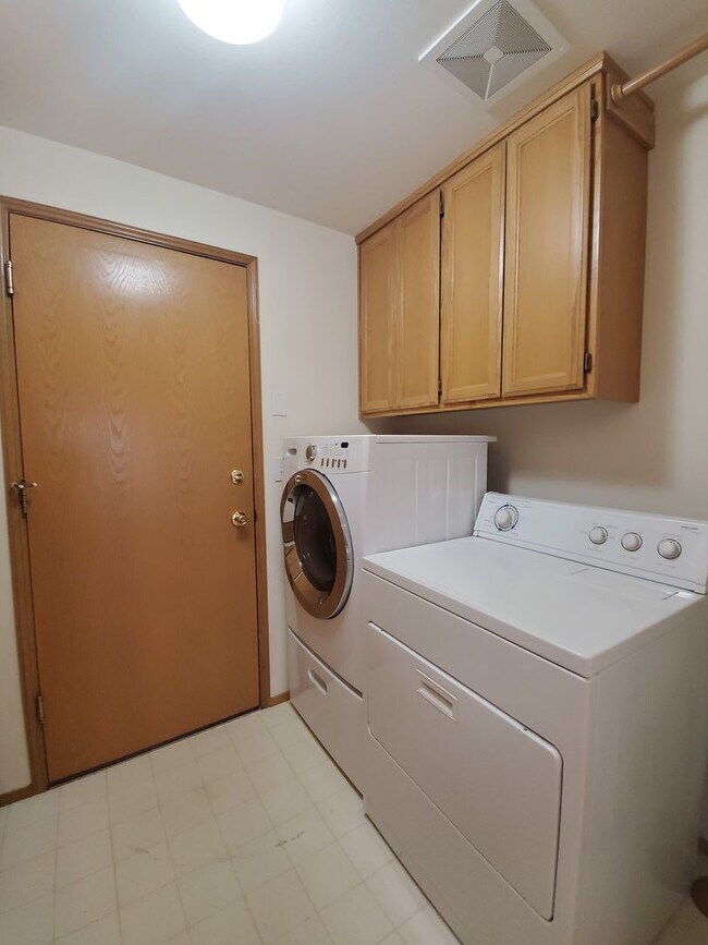 Building Photo - 4-Bedroom, 2.5-Bath located in Horn Rapids...
