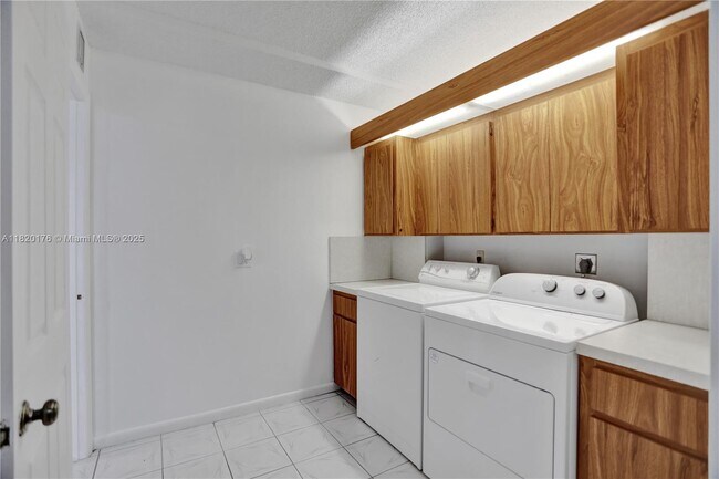 Building Photo - 1524 Whitehall Dr