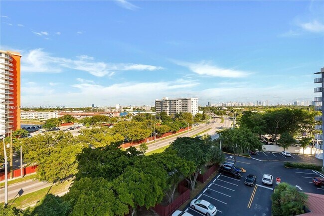 Building Photo - 1300 NE Miami Gardens Dr