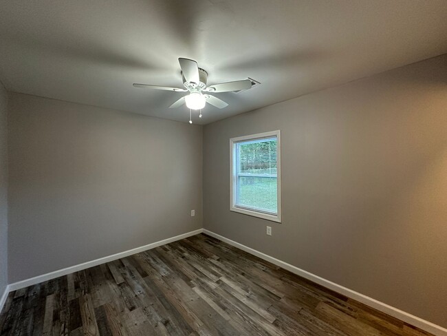 Building Photo - Cozy 2 Bedroom 1 Bathroom for Rent!