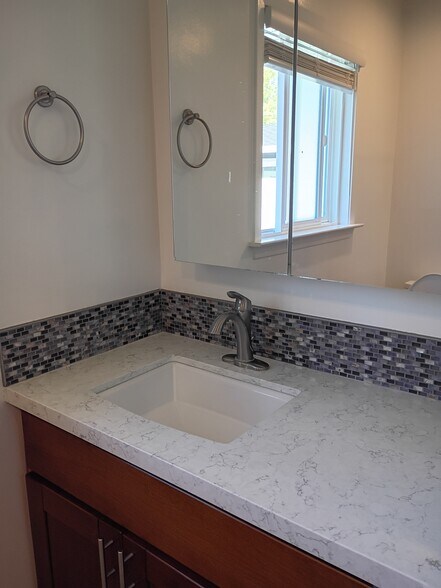 Hallway bathroom - 1519 Altamont Ave