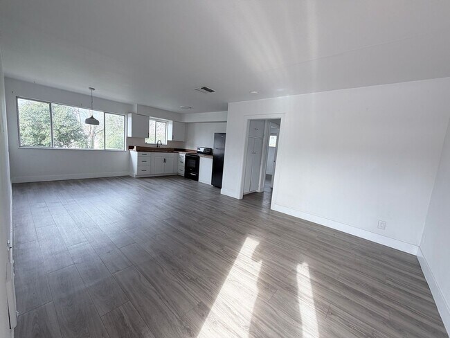 Building Photo - Upstairs Apartment